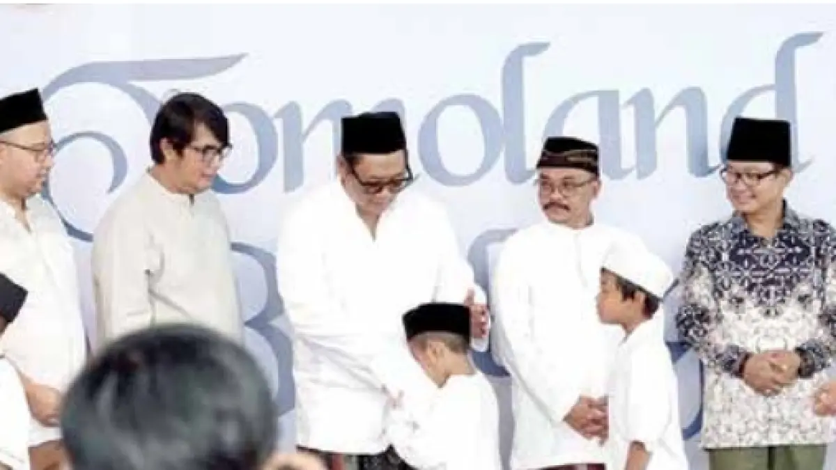 BAKTI SOSIAL: Pemilik Tomoland Singgih Kharisma Aristyawan (tiga dari kiri) membagikan santunan kepada anak yatim pada 31 Juli lalu.FOTO: TOMOLAND FOR RADAR MALANG