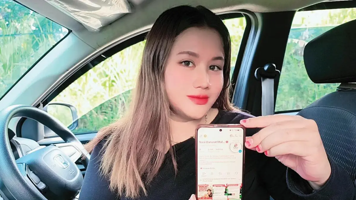 BANYAK DONASI MASUK: Fadilatus Sholiha menunjukkan akun TikTok Nasi Darurat Malang yang sudah dia buat sejak 1,5 bulan lalu. (Fadilatus Sholiha For Radar Malang)