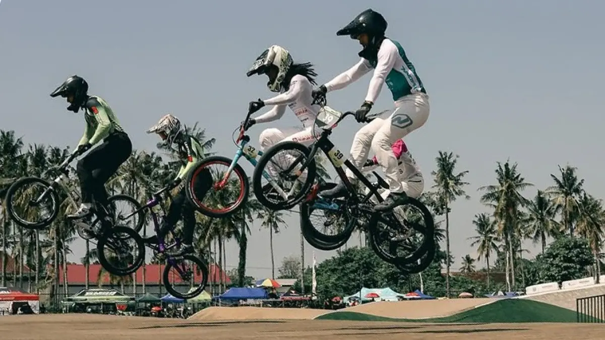 DAPAT KESEMPATAN BAGUS:  Atlet BMX Kota Malang (Tiga dari kiri) berusaha menaklukkan high jump yang ada di Sirkuit Muncar Banyuwangi, pekan lalu. (ISSI Kota Malang)