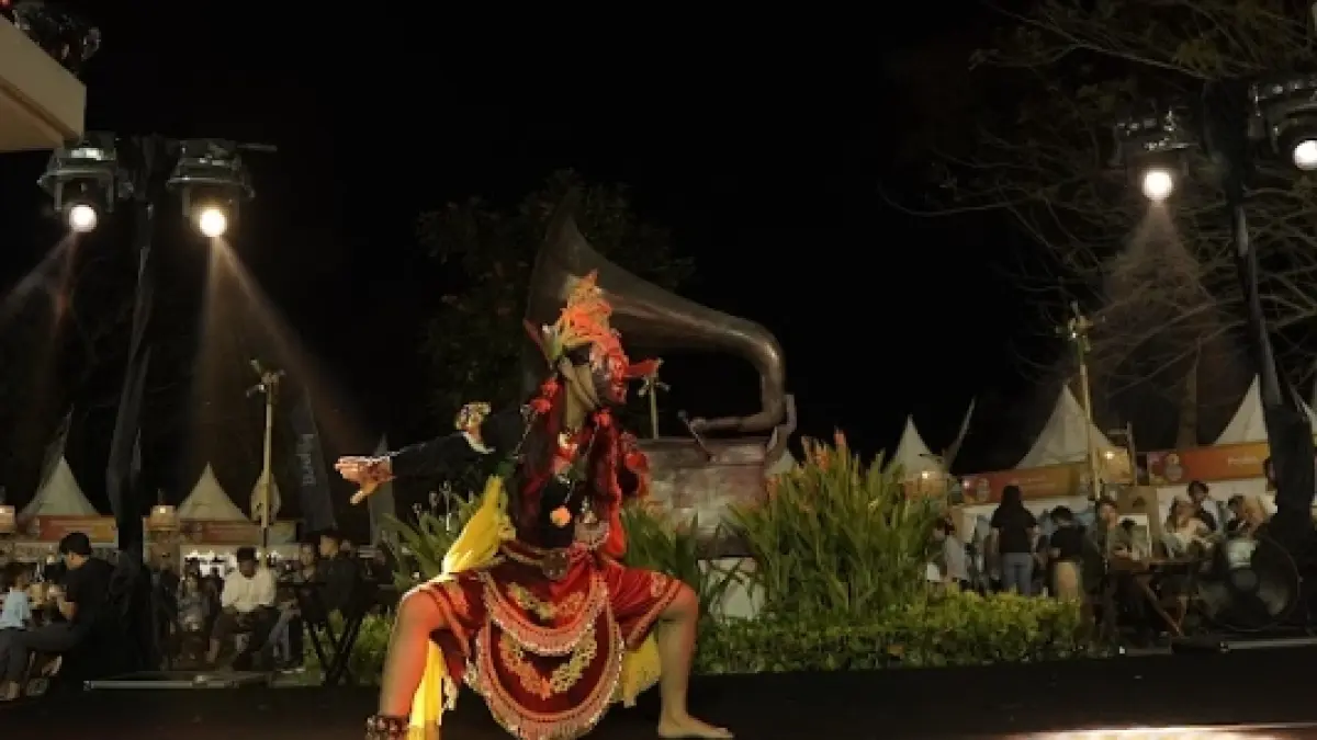 EKSOTIS: Hari kedua penyelenggaraan Tong Tong Night Market (TTNM) 2026 menghadirkan suguhan seni budaya yang memukau melalui penampilan berbagai sanggar kesenian dari Kota Malang.