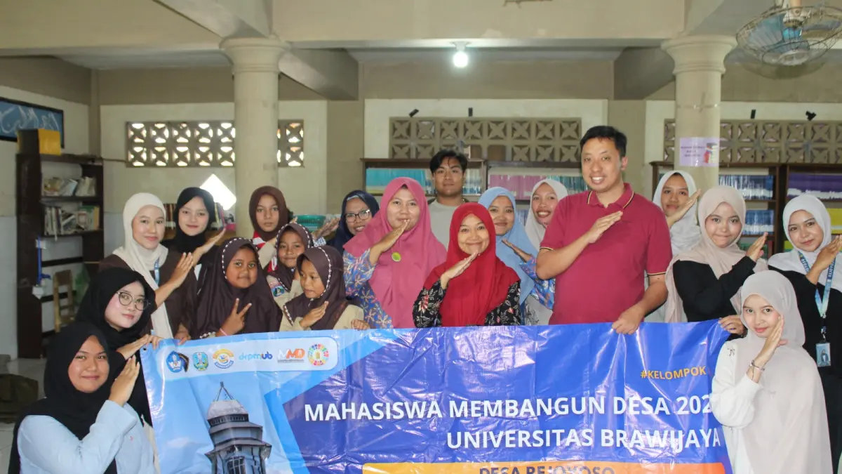  Foto bersama dengan DPL dan Guru SDI Assalam. (Foto: Hanif/Radar Malang)