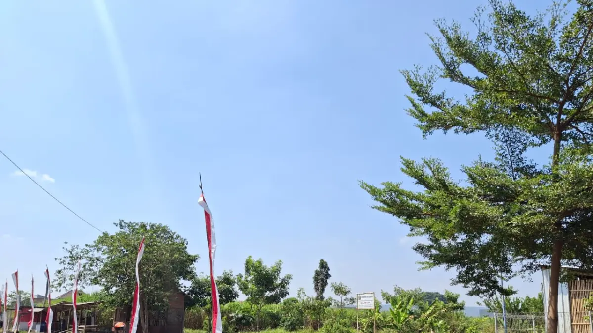 JADI LOKASI SIHT: Sejumlah warga melintas di Jalan Babatan, Kelurahan Arjowinangun, Kecamatan Kedungkandang yang jadi calon lokasi untuk SIHT. (Foto: Nabila Amelia/Radar Malang)