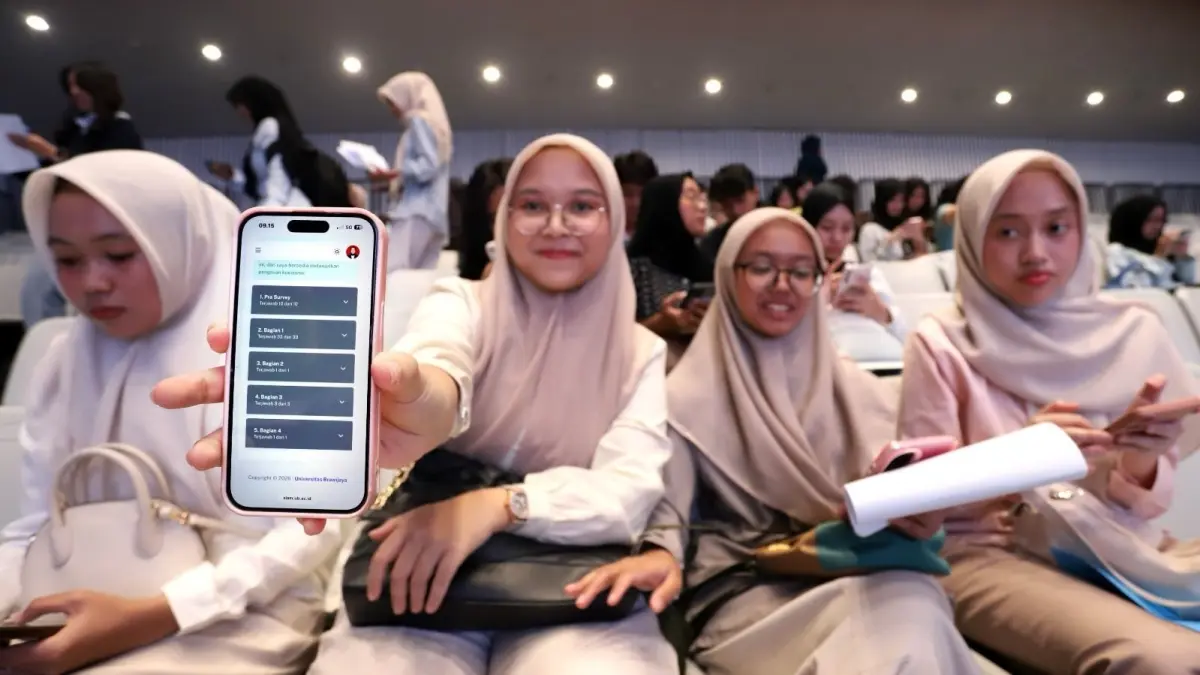 KONSEP BARU: Salah satu mahasiswa baru (maba) Universitas Brawijaya (UB) menunjukkan kuesioner yang harus diisi dalam tes kesehatan mental, beberapa hari lalu. (Humas UB For Radar Malang)