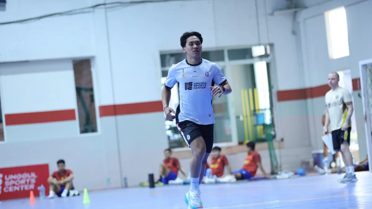 LANGSUNG KERJA KERAS: Kiper Unggul FC Malang Angga Ariansyah menjalani sesi latihan fisik di Unggul Sports Center pada Senin lalu (3/8). (foto: MO Unggul FC Malang) 
