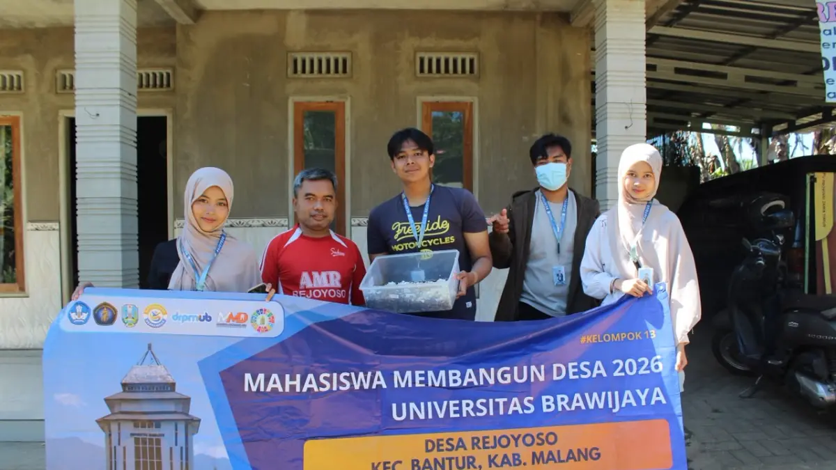Mahasiswa Kelompok 15 MMD Universitas Brawijaya bersama perangkat Desa Rejoyoso, Kecamatan Bantur, Kabupaten Malang. (Foto: Hanif/Radar Malang) 