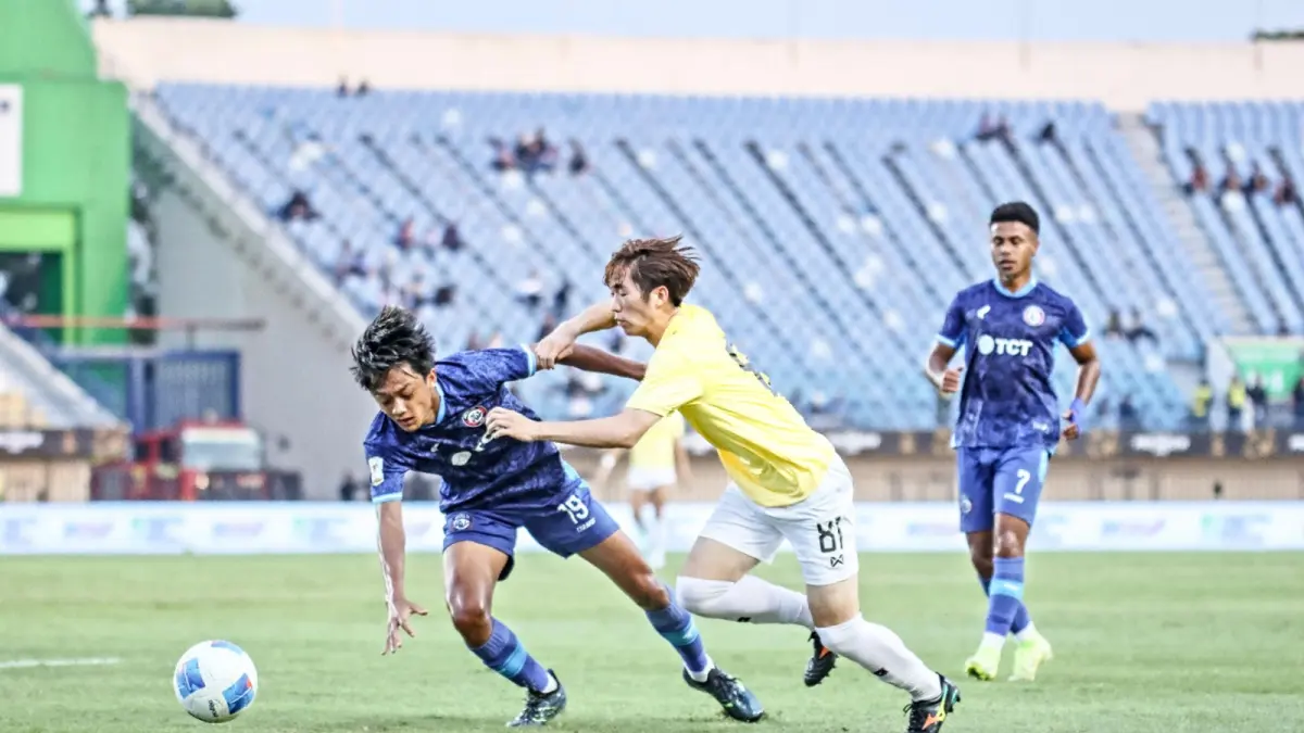 ON FIRE: Achmad Maulana Syarif (kiri) berusaha lepas dari penjagaan pemain Tampines Rovers dalam laga Piala Presiden di Stadion Si Jalak Harupat.