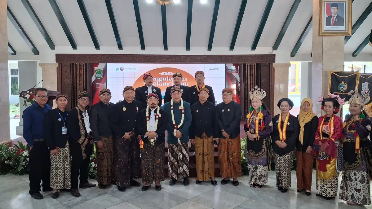 SAH: Pengurus Paguyuban Kawula Keraton Surakarta (PAKASA) Malang Raya resmi dikukuhkan oleh KPH Dr. Wirabhumi, MM dari Surokarto Hadiningrat di Pendopo Agung Kabupaten Malang, Sabtu (1/8). 