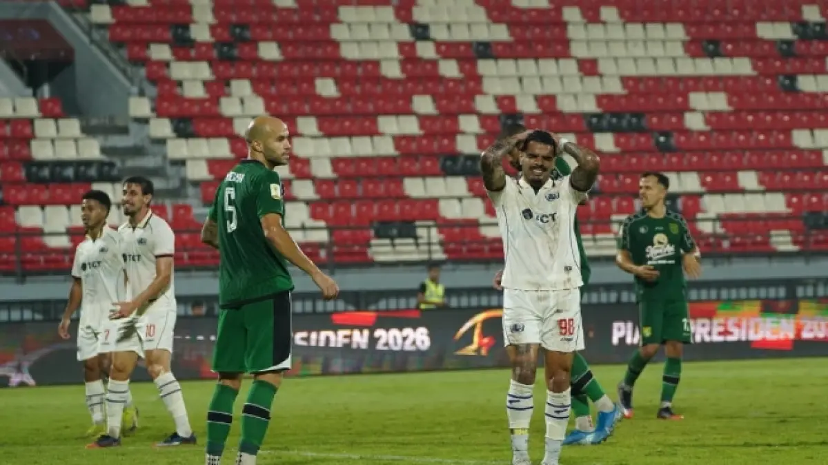 TIPIS: Marcos Vinicius menunjukkan ekspresi kecewa usai gagal memanfaatkan peluang menghadapi Persebaya Surabaya di Stadion I Wayan Dipta, Bali, tadi malam (4/8). Foto: MO Arema FC for Radar Malang
