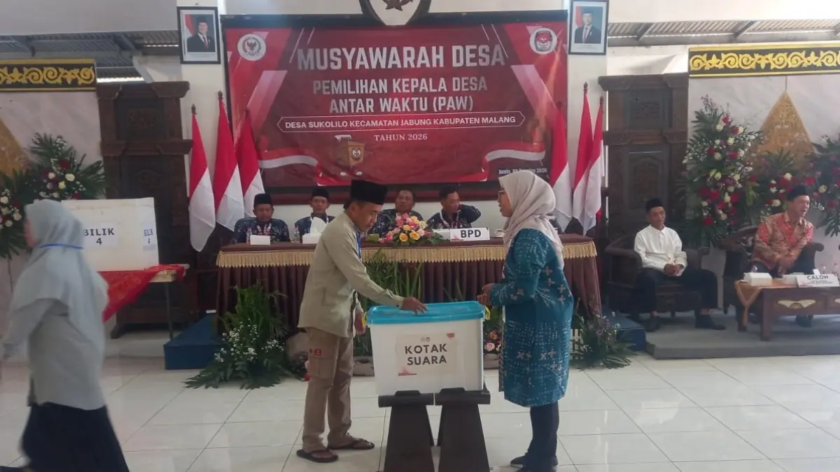 Warga Desa Sukolilo, Kecamatan Jabung, Kabupaten Malang menggunakan hak pilihnya dalam Pilkades Antar-Waktu (PAW) 