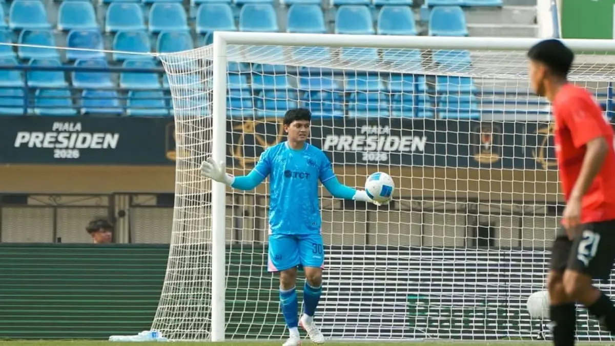Adi Satryo hendak memberikan bola saat menghadapi DPMM FC di Stadion Si Jalak Harupat, Bandung, 31 Juli lalu. (MO Arema FC)