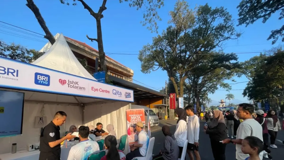 ANTUSIAS: Pengunjung Car Free Day (CFD) Kota Malang antre untuk melakukan pemeriksaan mata gratis yang diselenggarakan oleh Klinik Mata IshK Tolaram, Minggu (19/8). 