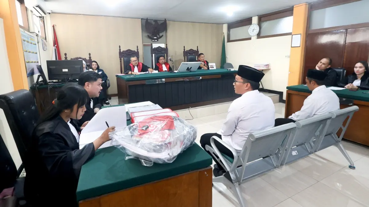 DITUNDA: Agus Muhamad Saleman, terdakwa satu kasus pembunuhan mahasiswi UMM menjawab pertanyaan dari Jaksa Penuntut Umum (JPU), 29 Juli lalu. (Darmono/Radar Malang)