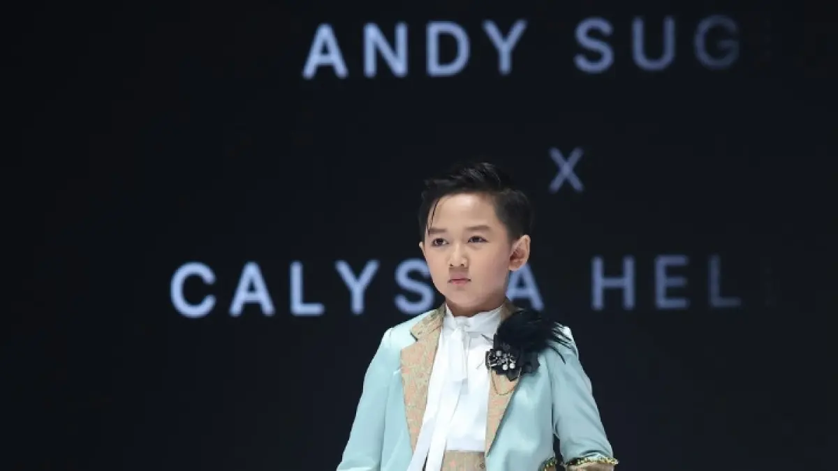 ELEGAN; Arkana Ramadhan Witanto jadi bahan perbincangan pecinta fashion saat tampil di BTN Indonesia Fashion Week dengan baju karya desainer Andysugix.