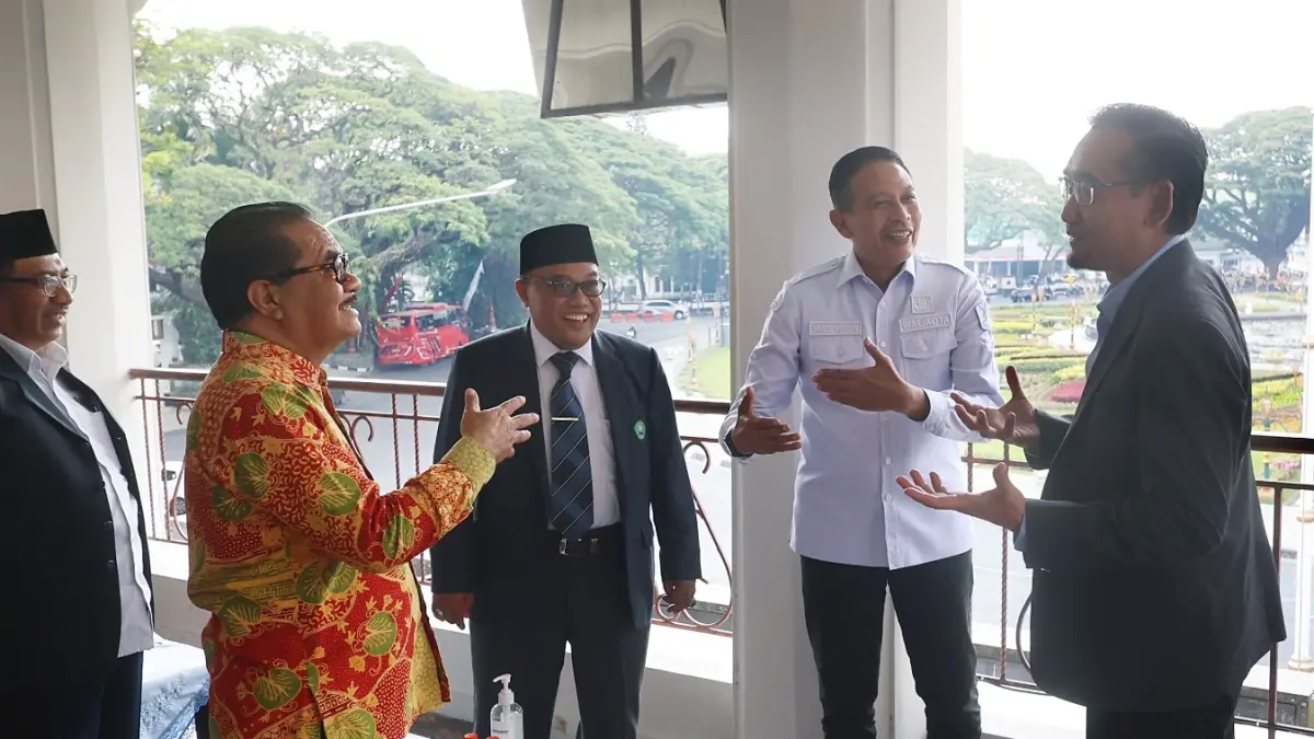 GANDENG PIHAK LUAR: Wali Kota Malang Wahyu Hidayat (dua dari kanan) berbincang dengan tiga rektor setelah penandatanganan kerja sama di Balai Kota Malang, kemarin. (Darmono/Radar Malang)