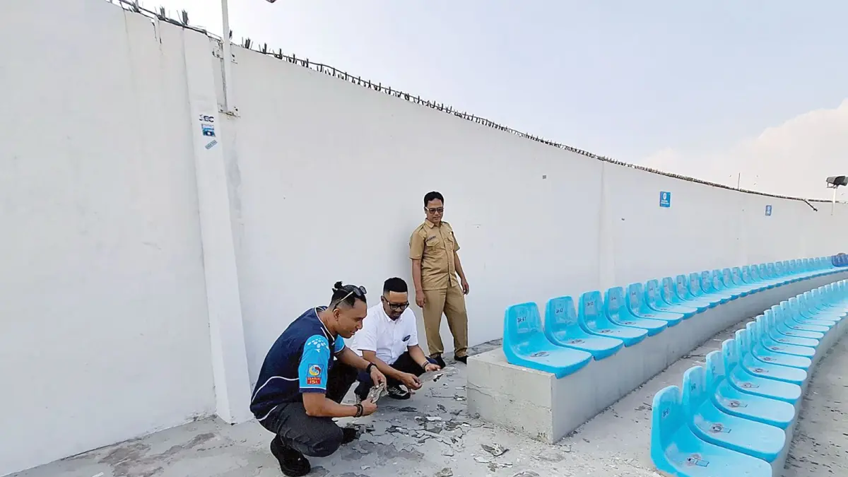 Legislator memeriksa titik rusak di Stadion Kanjuruhan (Biyan Mudzaky Hanindito/Radar Malang)