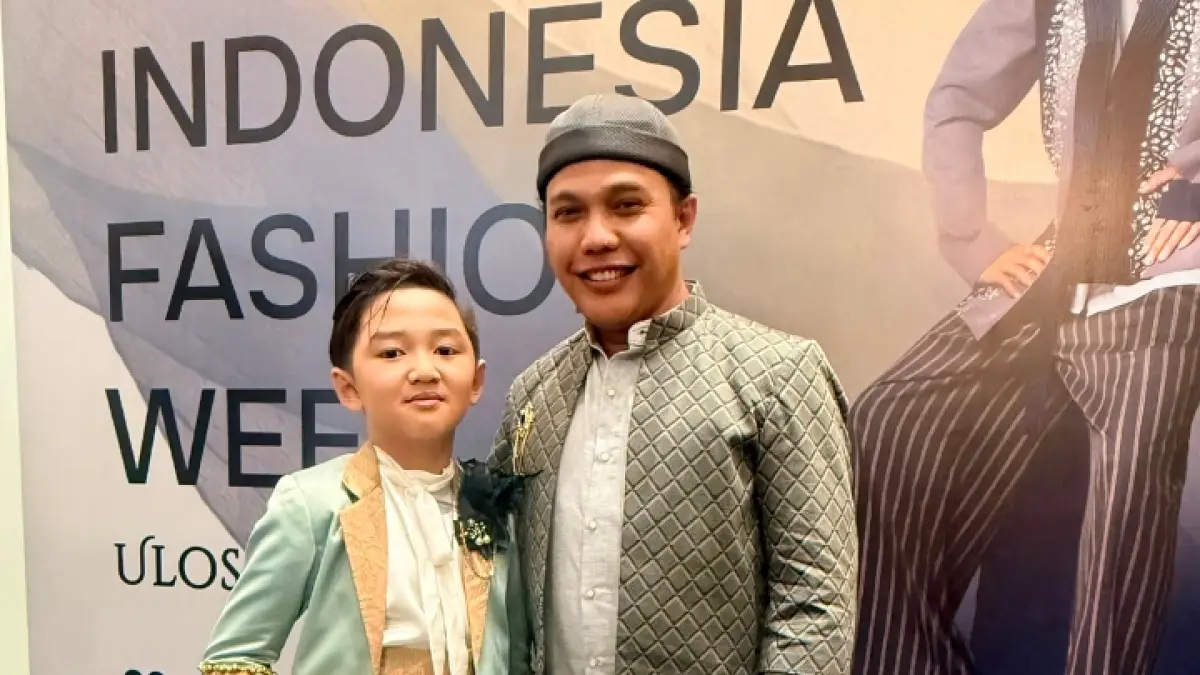 MENAWAN: Arkana dan Andysugix saat tampil di BTN Indonesia Fashion Week 2026.