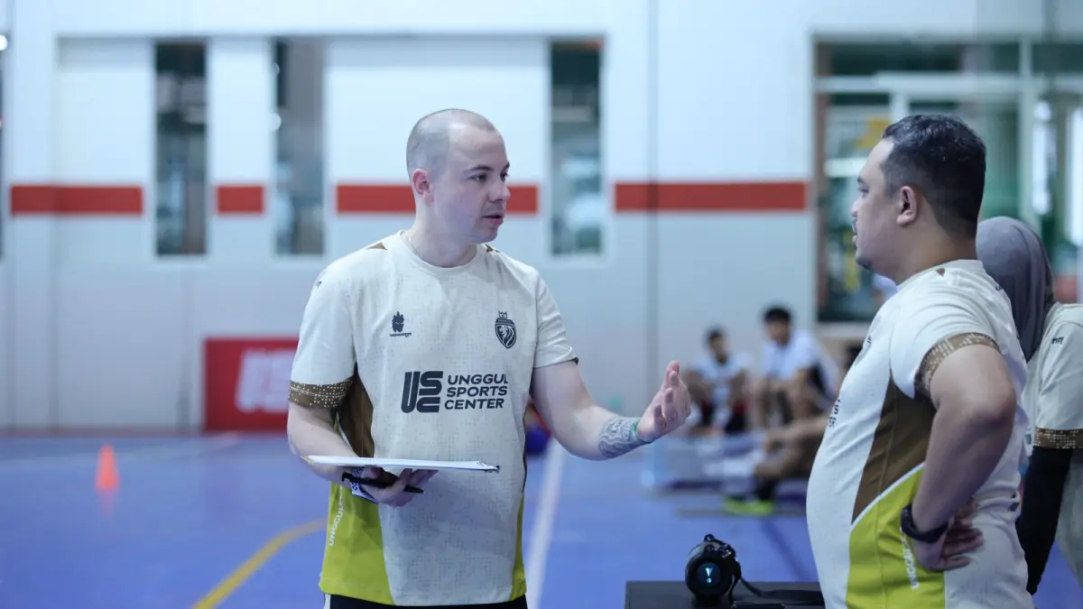 PIMPIN LATIHAN: Pelatih Fisik Unggul FC Malang Ricardo Vilaboas (kiri) berdiskusi dengan Asisten Pelatih Tim Agus Abdul Rachman dalam sesi latihan di Unggul Sports Center. 