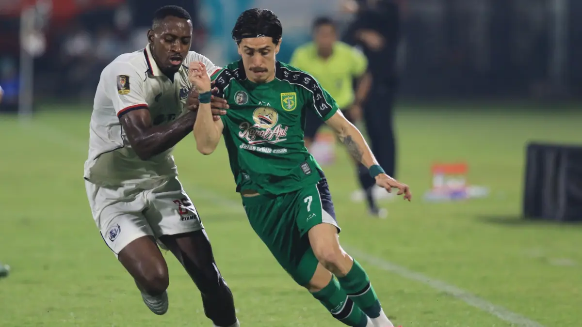 SIAP KERJA KERAS: Gelandang Arema FC Matheus Blade (kiri) berusaha menghadang pemain Persebaya Francisco Rivera dalam laga semifinal Piala Presiden 2026.