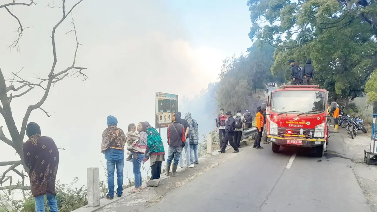 Tim melakukan pemadaman di area wisata Gunung Bromo