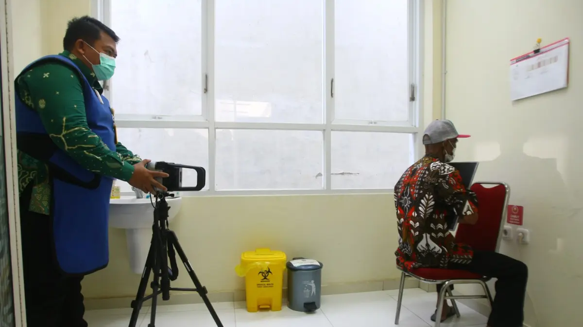 TINGKATKAN PENGAWASAN: Salah satu warga Malang melakukan pemeriksaan paru untuk deteksi TBC di Puskesmas Cisadane, beberapa waktu lalu. (Darmono/Radar Malang)