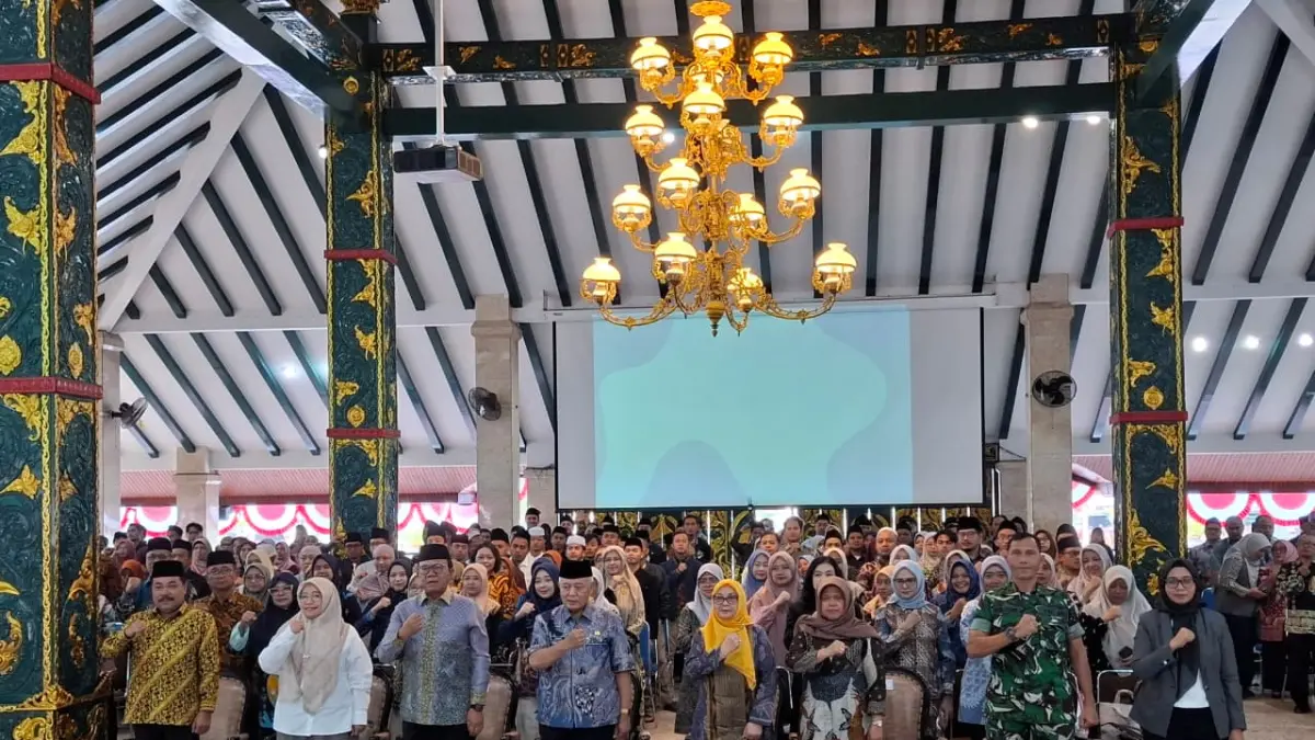 Bupati Malang HM Sanusi (4 dari kiri) foto bersama dalam acara 