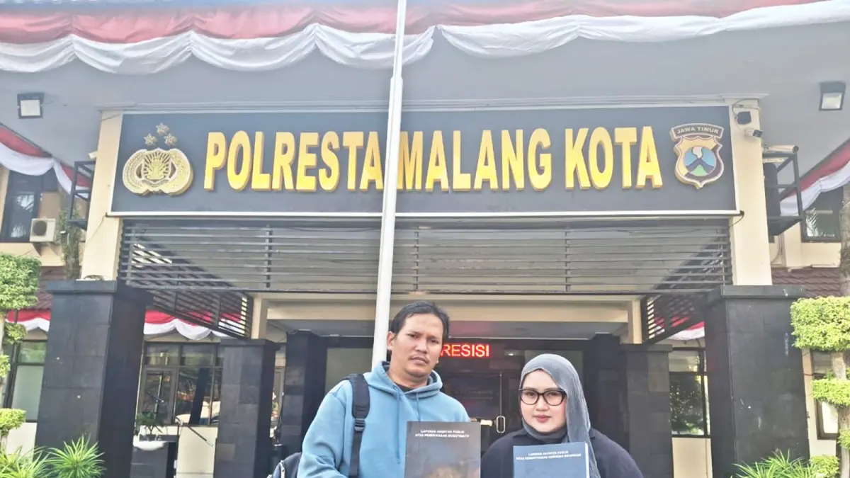 CARI KEADILAN: Korban penggelapan Mila Fatma (kanan) bersama suaminya Taufiq Akbar Romadhoni mendatangi Polresta Malang Kota untuk menjalani pemeriksaan lanjutan sebagai pelapor, kemarin. (Nabila Amelia)