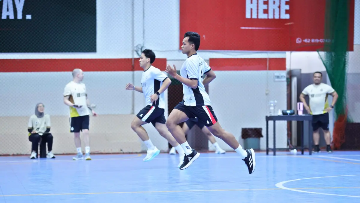DAPAT KESEMPATAN EMAS: Pemain UFL Volume 4 mengikuti sesi latihan bersama Unggul FC di Unggul Sports Center, kemarin.