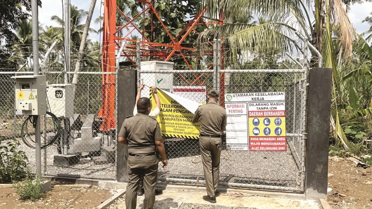 DAPAT KOMPLAIN: Personel Satpol PP Kabupaten Malang menyegel menara BTS di Desa Clumprit, Kecamatan Pagelaran, Rabu (5/8) lalu. (Dokumen Satpol PP Kabupaten Malang)