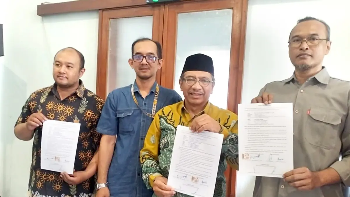 DIBAYAR BERTAHAP: Perwakilan RSI Unisma dan pekerja menunjukkan dokumen kesepakatan setelah audiensi, kemarin. (DPMPTSP Kota Malang For Radar Malang)

