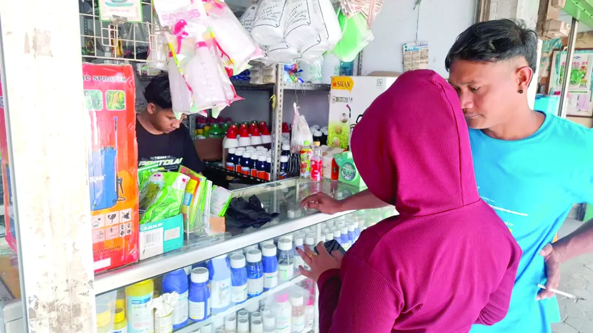 Dua pembeli memesan pupuk nonsubsidi di Toko Tani Sejahtera kemarin siang. (Ramyzard Rafsanjani/Radar Kanjuruhan)
