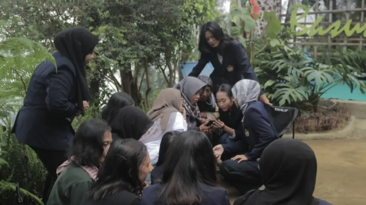 KREATIF: Pelaksanaan praktik pembuatan materi promosi dan identitas visual produk