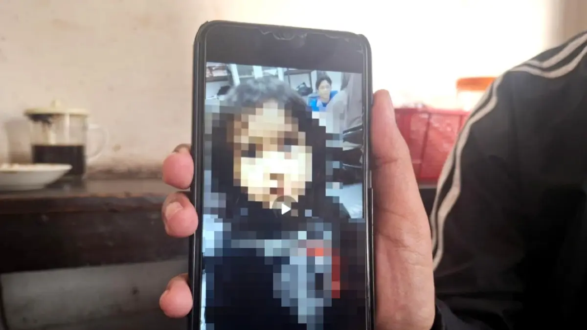MINTA KEADILAN: Video rekaman pengakuan Jelita (bukan nama sebenarnya), ditunjukkan SA, ayah korban kepada Jawa Pos Radar Malang, kemarin. (Nabila Amelia/Radar Malang)