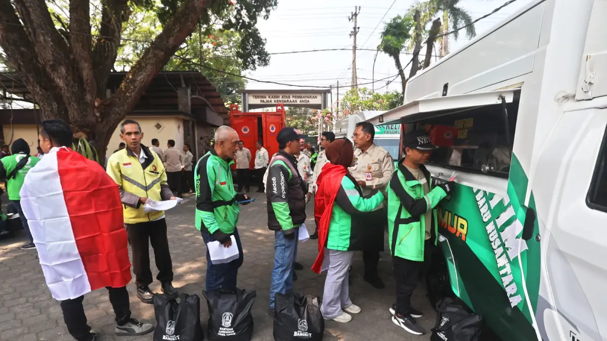RASAKAN MANFAAT: Sejumlah pengemudi ojek online mengantre untuk membayar pajak kendaraan bermotor di Kantor Samsat Kota Malang, kemarin.