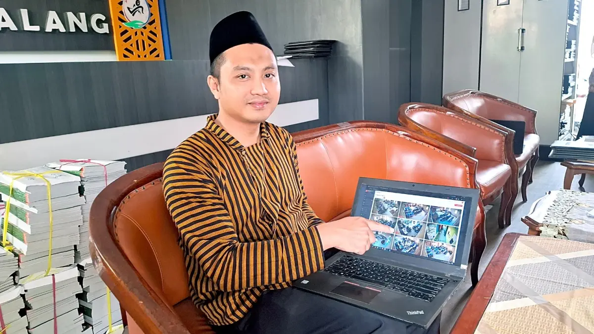 TERUS DISEMPURNAKAN: Hamim Thohari Mahfudzillah menunjukkan cara kerja sistem AI yang berfungsi untuk mendeteksi tindakan bullying. (RAMIZARD RAFSANJANI/RADAR MALANG)