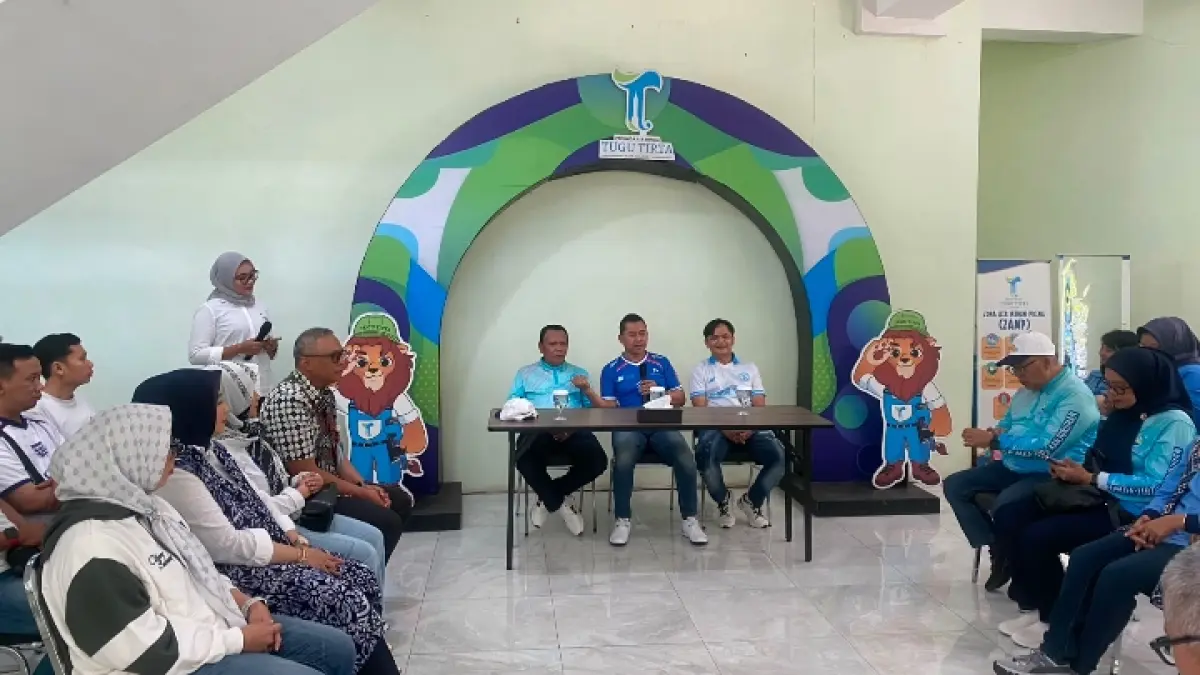 KOMPAK: Pelepasan kontingen dipimpin langsung oleh Direktur Utama Perumda Tugu Tirta sekaligus Ketua PD PERPAMSI Jawa Timur, Priyo Sudibyo, SE, S.Sos, MM, bersama Direktur Utama Perumda Tirta Kanjuruhan Kabupaten Malang H. Syamsul Hadi, S.Sos, MM dan Direktur Utama Perumdam Among Tirto Kota Batu Achmad Yusuf, S.Ap.