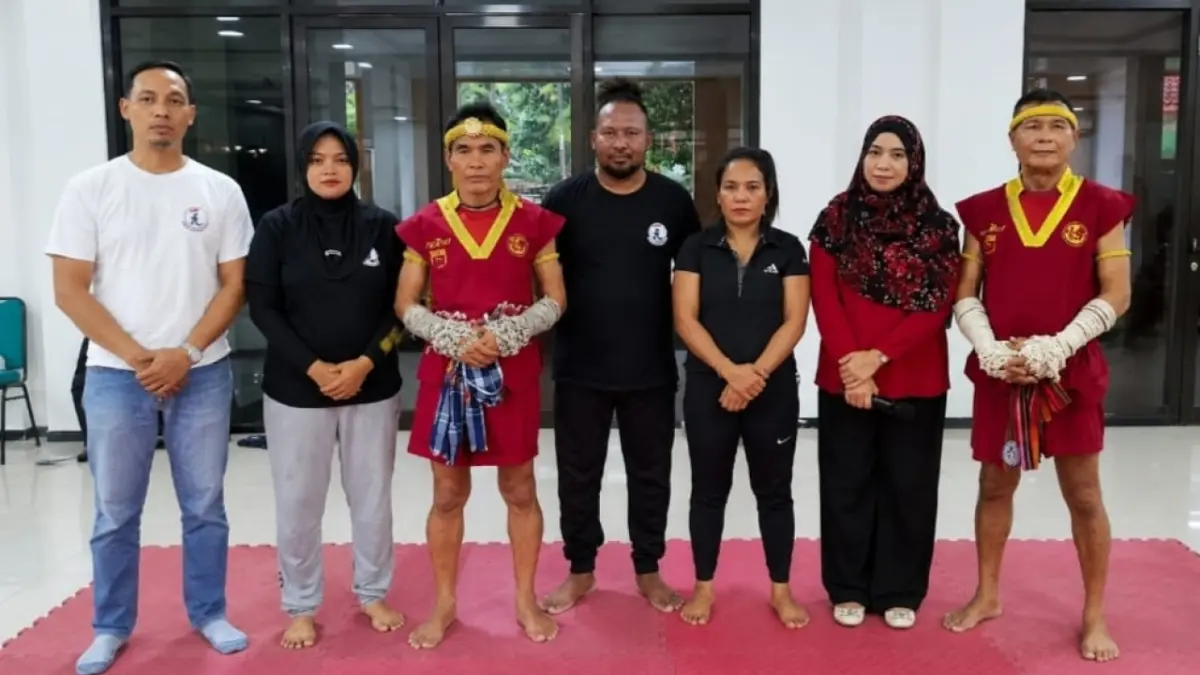 Perwakilan pengurus dan pelatih bersama atlet muaythai berfoto bersama jelang Indonesia Muaythai Championship 2026. (Foto: harianindonesianews.com)