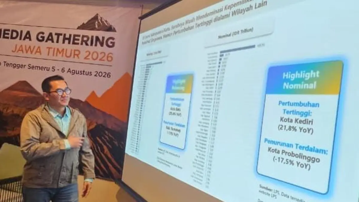 TERBARU: Kepala Kantor Perwakilan LPS II Surabaya Bambang S. Hidayat  menunjukkan data-data di acara Media Gathering yang digelar di Pasuruan, Rabu (5/8)
