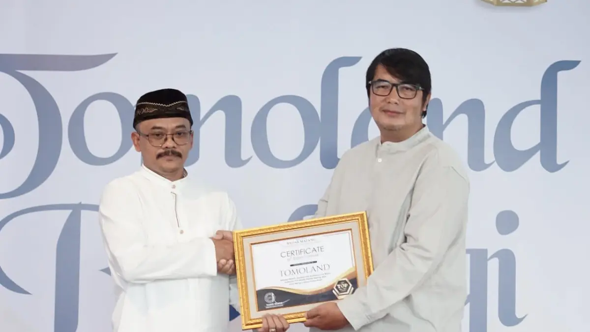 THE BEST: Perwakilan Radar Malang menyerahkan Anugerah Top Brand kepada Tomoland.