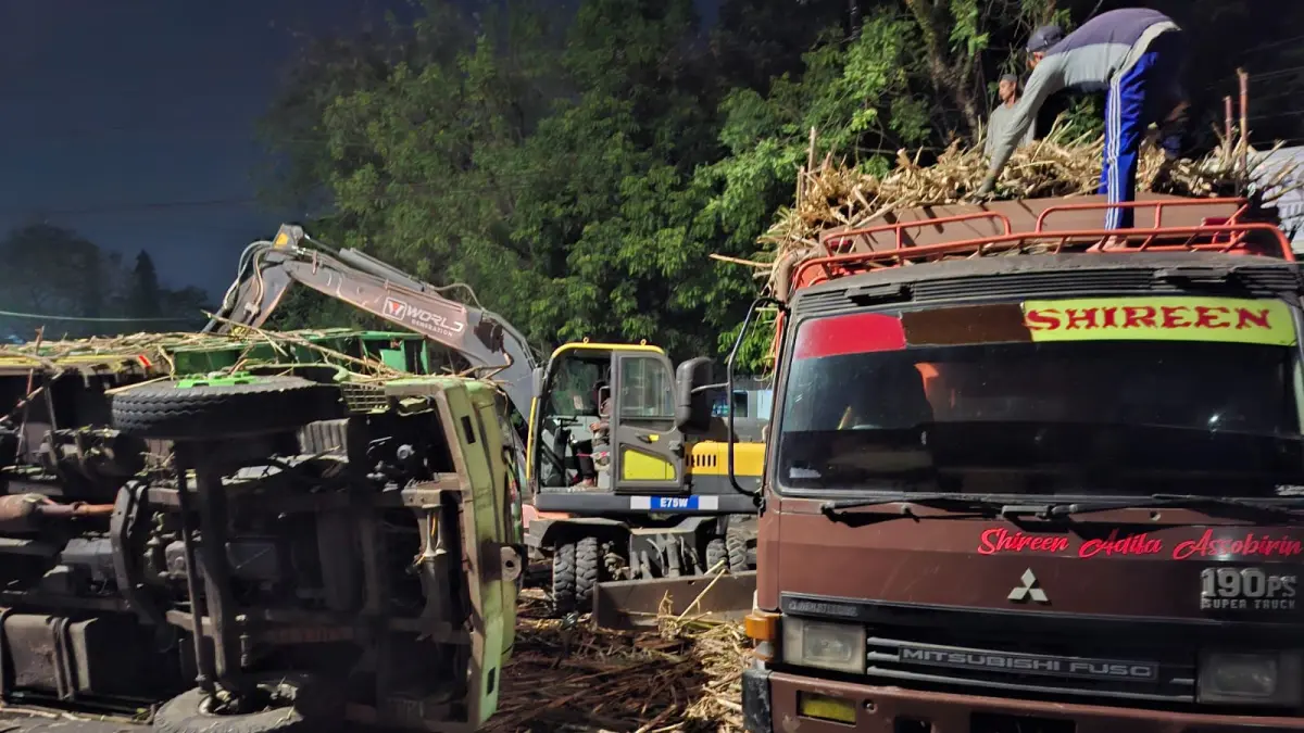 Truk muatan tebu terguling di bundaran Taman Panglima Sudirman, Kota Malang, Kamis (6/8) malam.