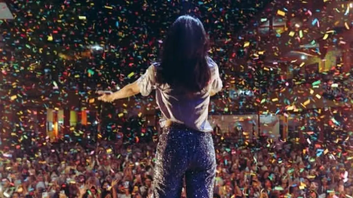 Vierratale tampil di hadapan penonton yang memadati salah satu konsernya. (Sumber: Instagram @vierratale__)