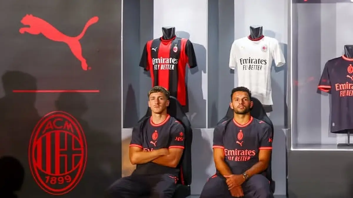 Alexis Saelemakers dan Goncalo Ramos mengenakan jersey ketiga AC Milan yang dirilis di Jakarta. (Dokumen AC Milan)