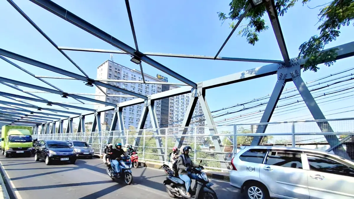 BERTAHAP: Pagar pengaman sudah terpasang di sisi timur Jembatan Soehat. pagar serupa juga akan dipasang di sisi barat.