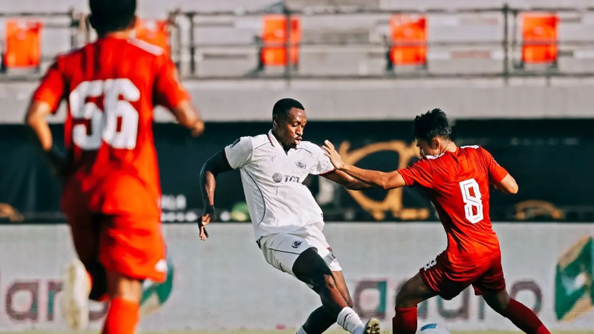 DUEL UDARA: Julian Guevara berusaha memanfaatkan sepak pojok untuk mencetak gol ke gawang Persija Jakarta dalam laga Piala Presiden 2026, Kamis lalu (6/8).