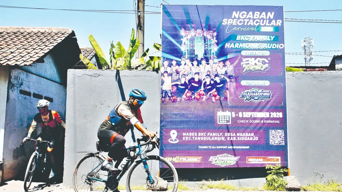 HARUS DIATUR:&nbsp;Dua pesepada melintas di depan banner pengumuman acara sound horeg di wilayah Sidoarjo, kemarin