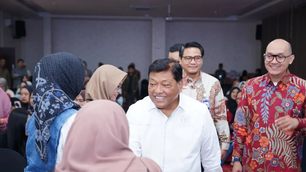 RAMAH: Anggota DPR RI Andreas Eddy Susetyo menyapa sejumlah elemen masyarakat yang hadir.