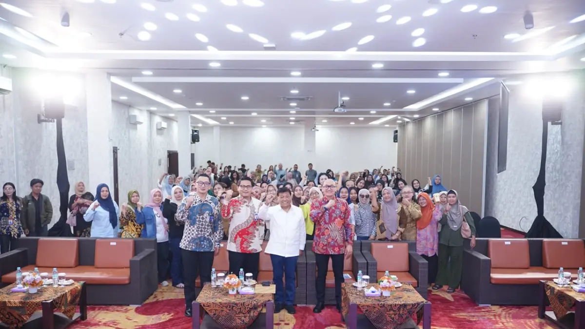 SEMANGAT: Andreas Eddy Susetyo dan peserta kegiatan.