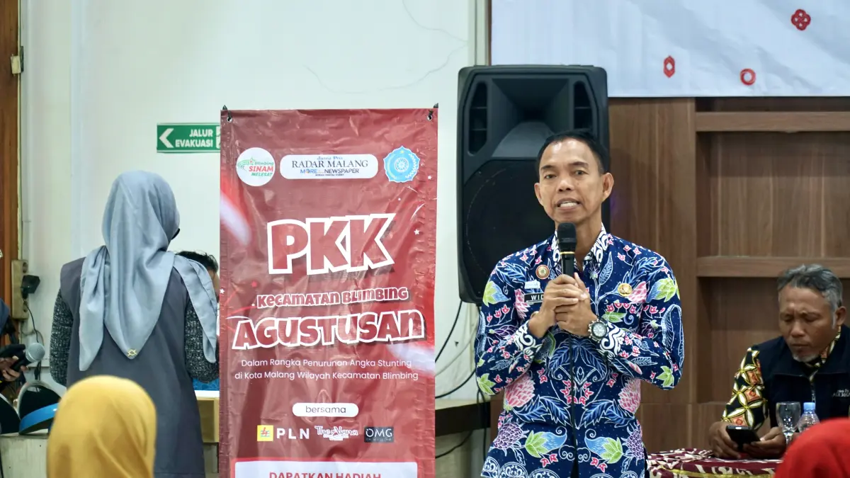 SEMANGAT: Camat Blimbing saat memberikan sambutan dalam PKK Kecamatan Blimbing Agustusan, Jumat (7/8).