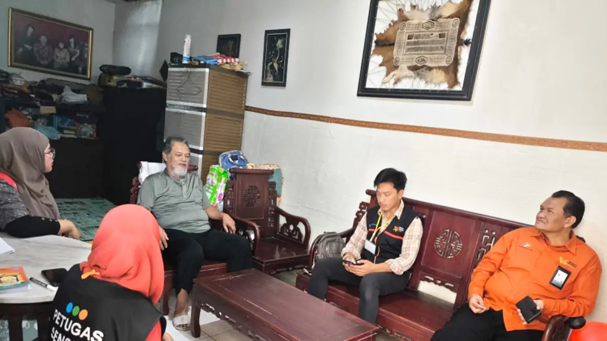 SENSUS: Petugas sensus ekonomi menggali informasi di salah satu rumah warga Kota Malang, kemarin.