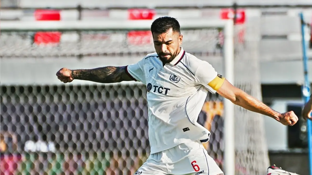 SIAP BERMAIN: Julian Guevara melepaskan umpan dalam laga melawan Persija Jakarta di Stadion Kapten I Wayan Dipta, Bali, pada Kamis lalu (6/8).