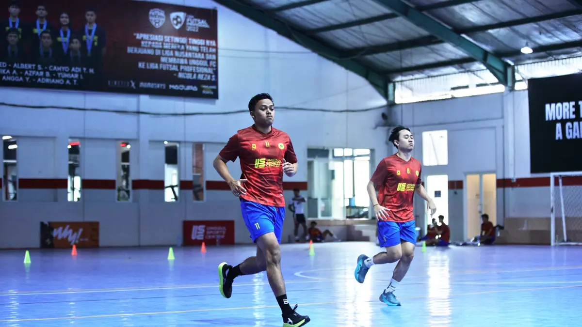 TINGKATKAN PERFORMA: Para pemain Unggul FC Malang menjalani sesi latihan fisik di Unggul Sports Center, kemarin.